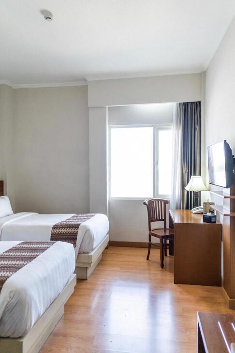 Image de la chambre d'hôtel montrant deux lit et un bureau