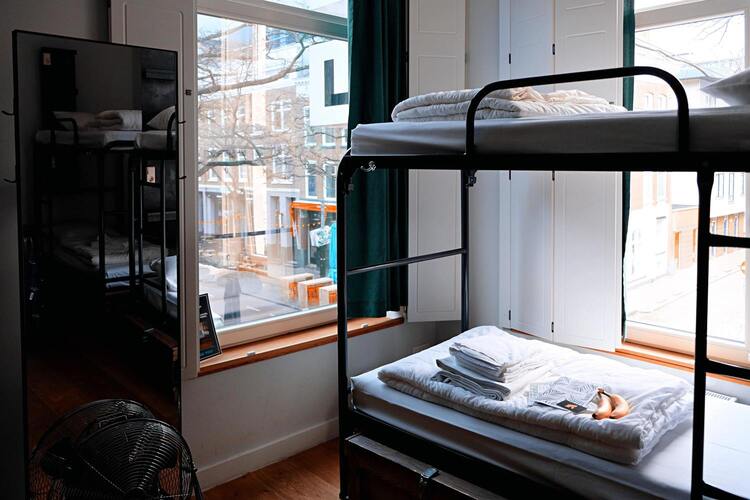 Image d'une chambre d'auberge montrant un lit surperposer