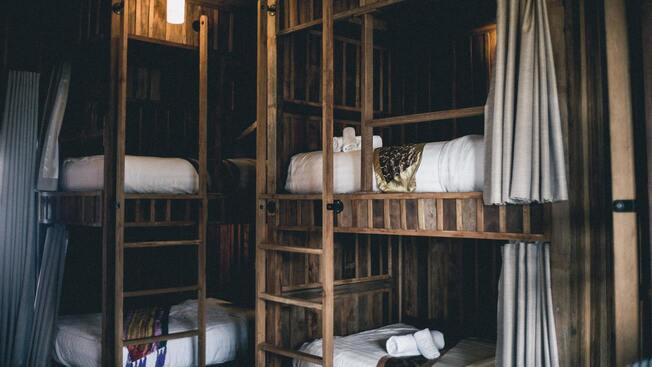 Image de la chambre d'auberge montrant des lits surperposer