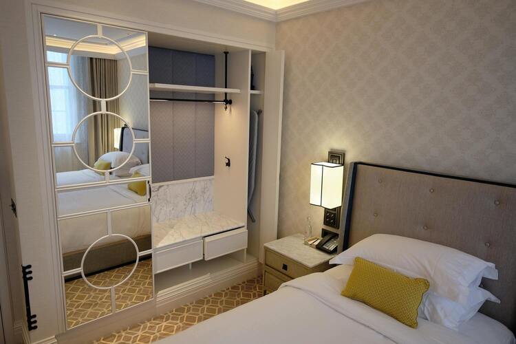 Image de la chambre d'hôtel montrant un dressing puvert et unlit